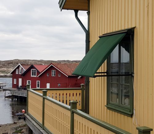 Fönatermarkis. IKAROS solskydd